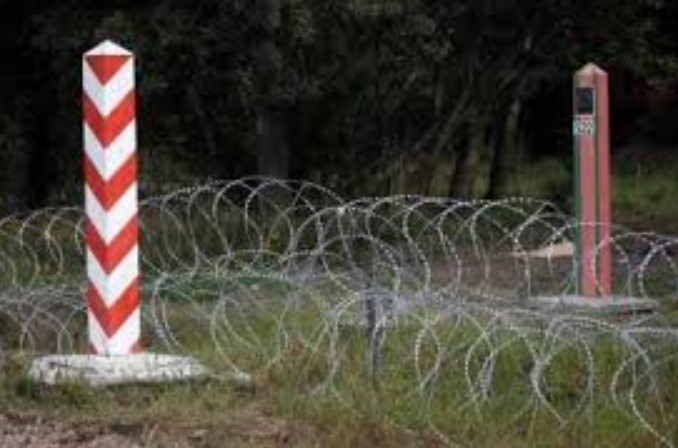 Польща зводить загорожу з колючим дротом на кордоні з Білоруссю